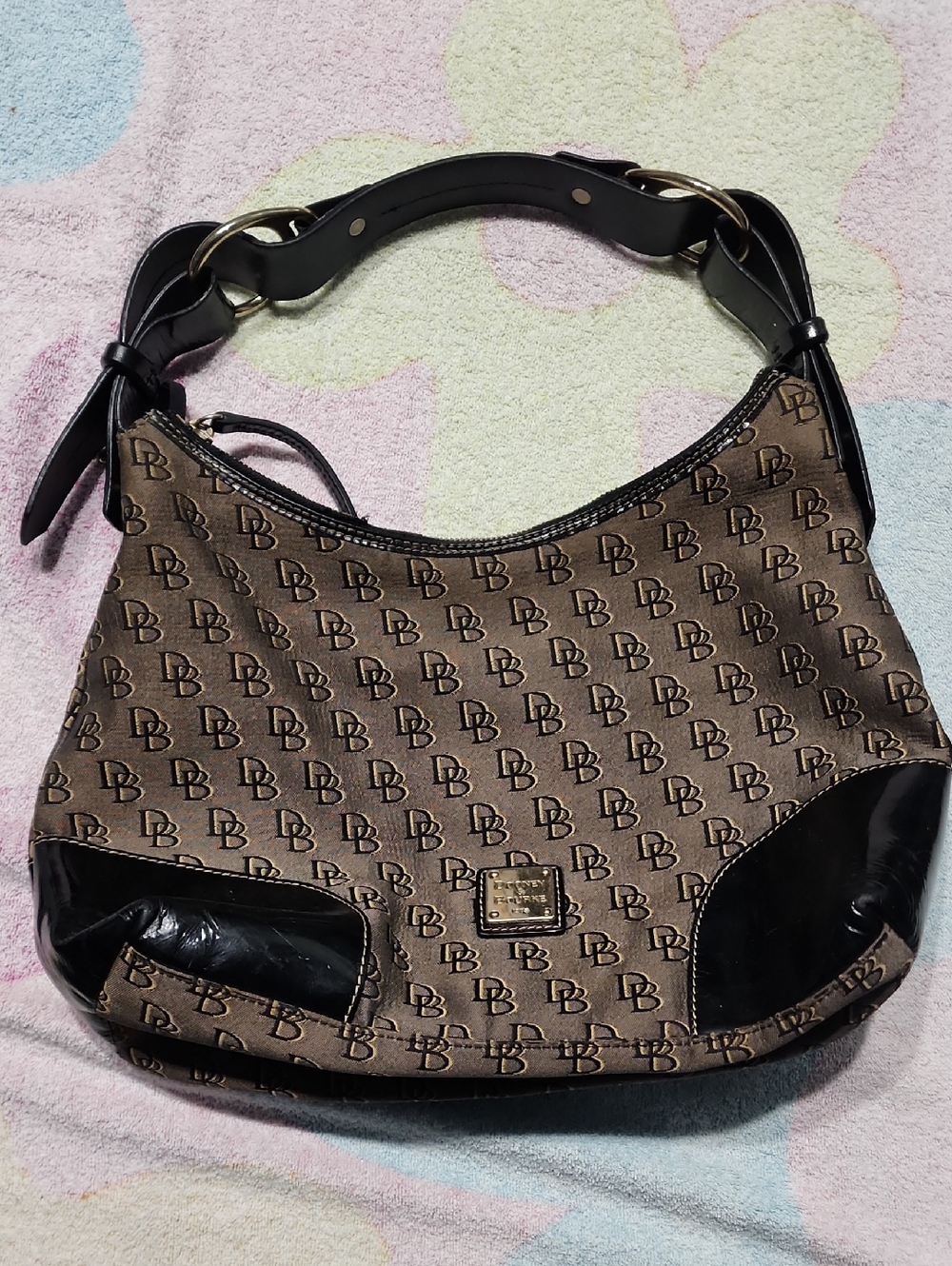 DOONEY & BOURKE NIKKI BROWN/BLACK SIGNATURE CANVAS/PATENT LEATHER HOBO BAG